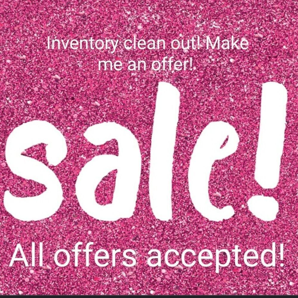 Cleaning out my closet to make room for new inventory. Make me an offer 💜